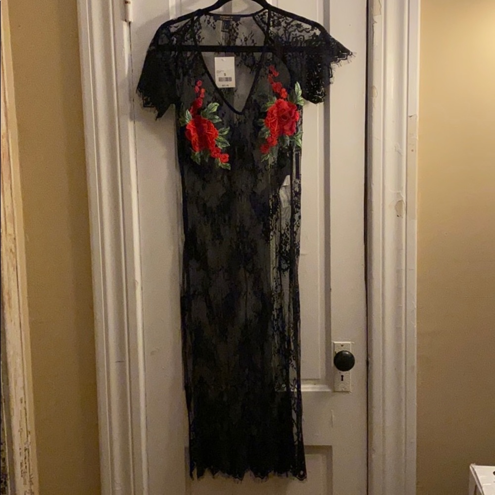 Forever 21 Lace Embroidered Top - Size S - NWT 😍